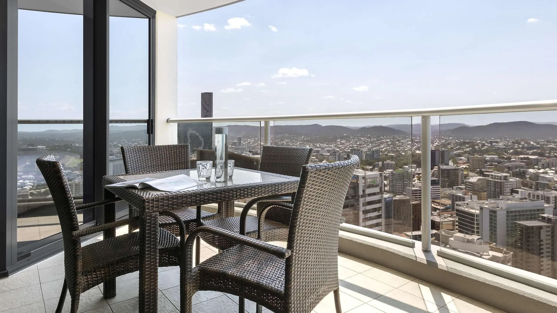 Oaks Brisbane Aurora Suites