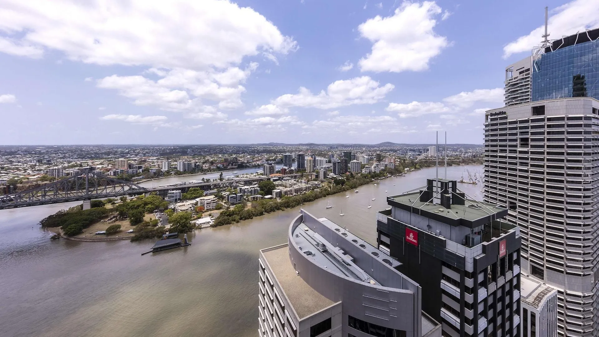 Oaks Brisbane Aurora Suites 4*,