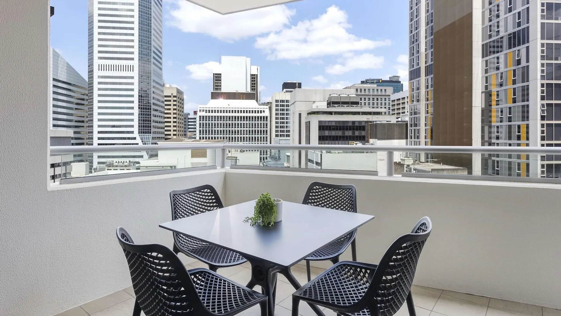 Oaks Brisbane Aurora Suites 4*,