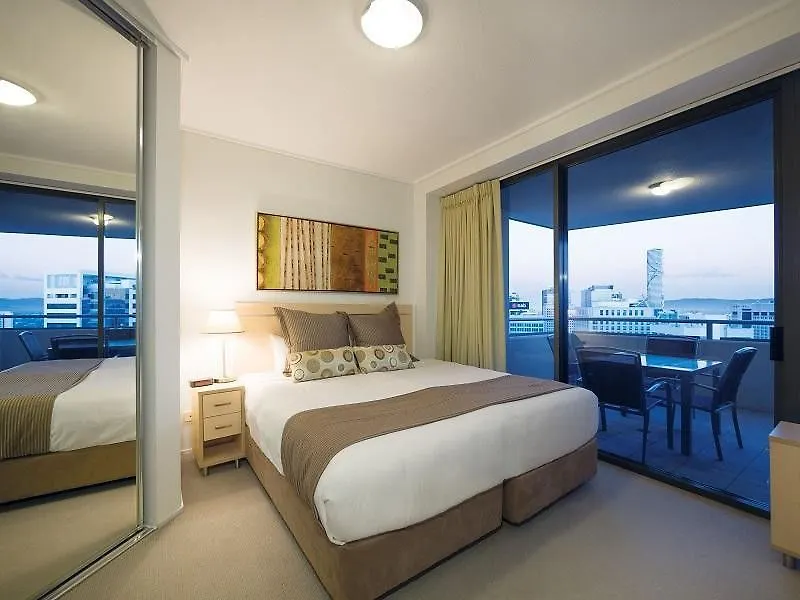 Oaks Brisbane Aurora Suites 4*,